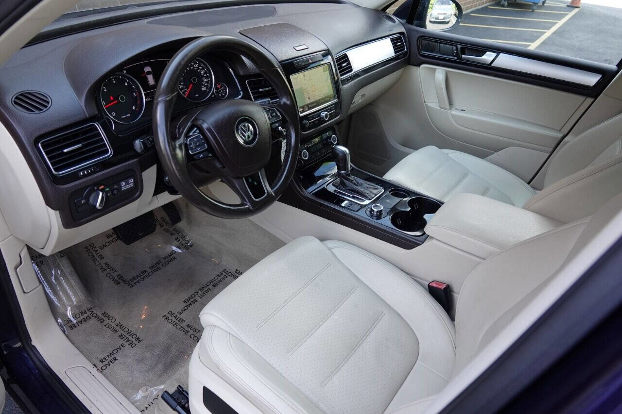 Used 2012 Volkswagen Touareg Sport image 4