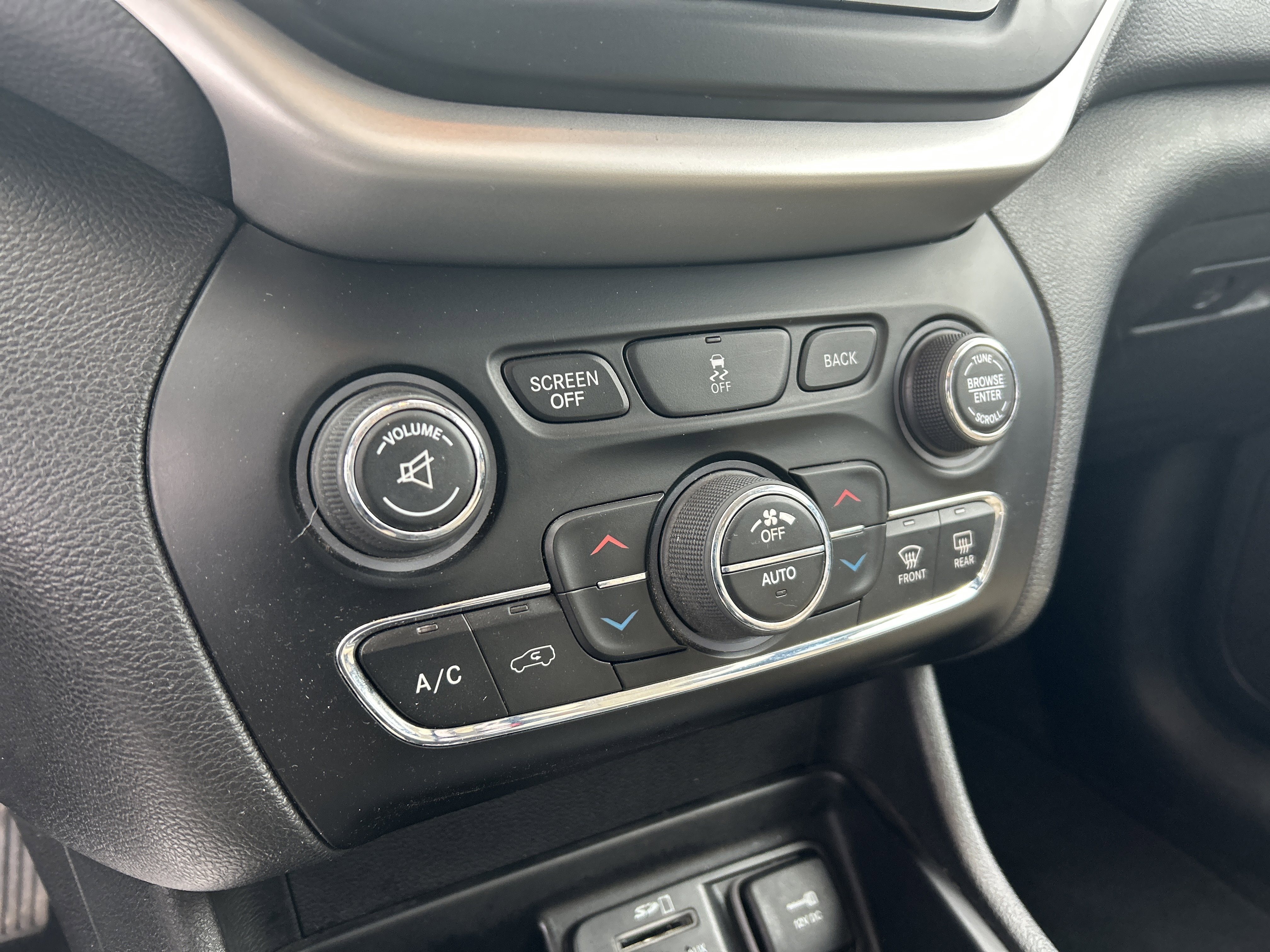 Used 2017 Jeep Cherokee Limited image 20