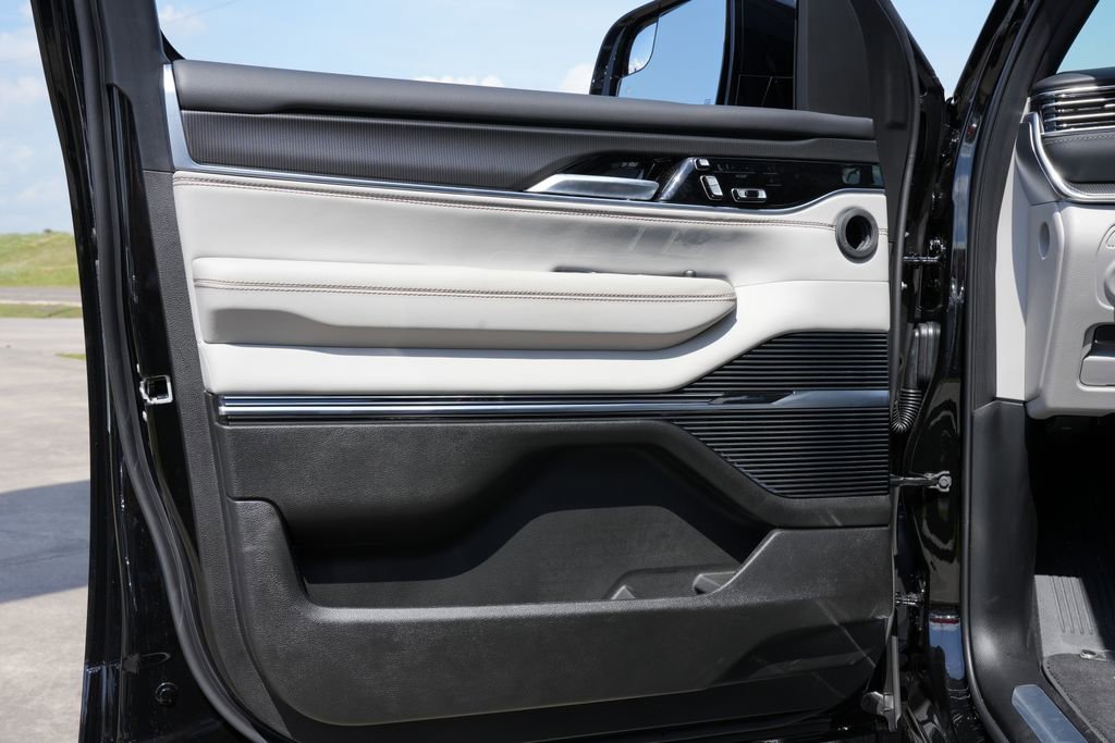 New 2026 Jeep Grand Wagoneer Summit image 17
