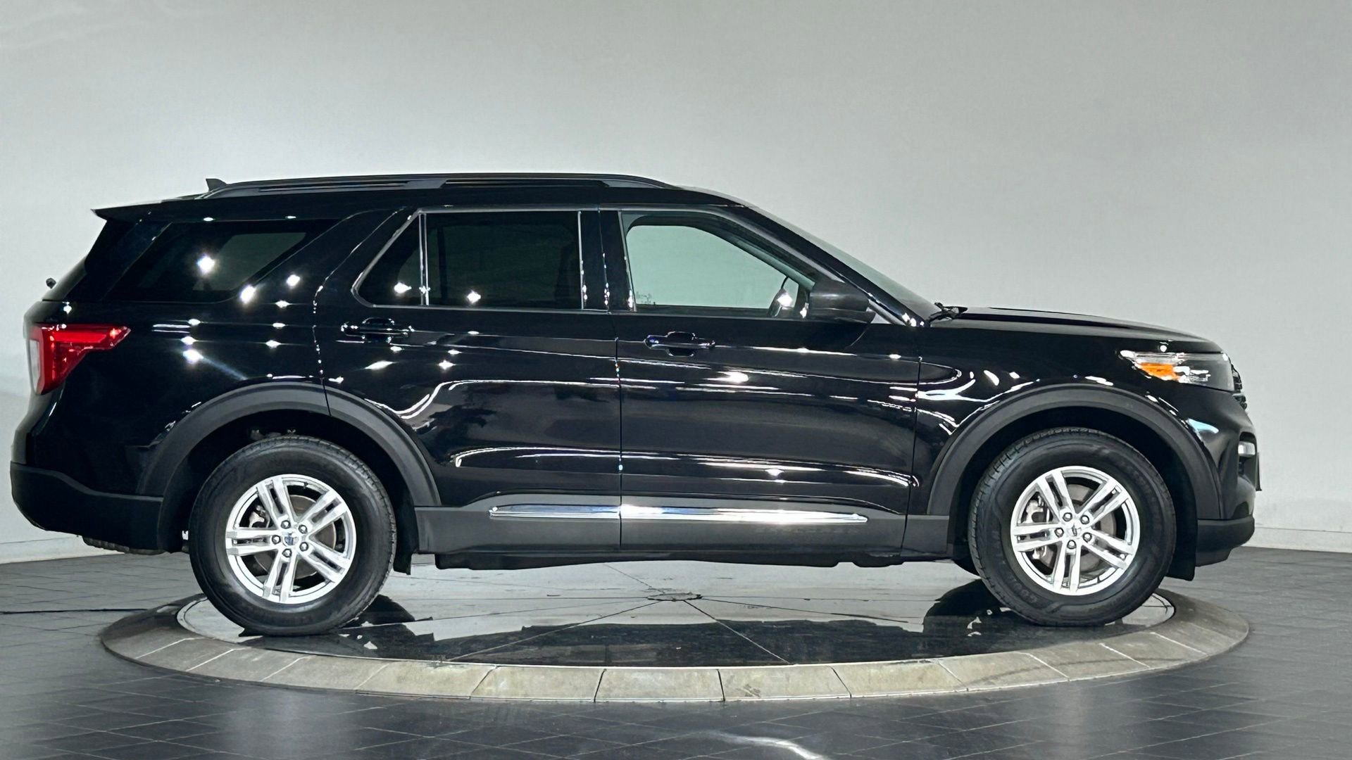 Used 2023 Ford Explorer XLT w/ Equipment Group 202A AWD/4WD image 11