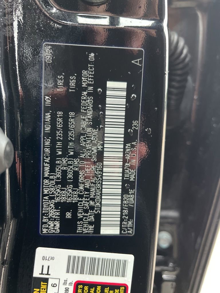Used 2024 Toyota Highlander LE FWD image 11