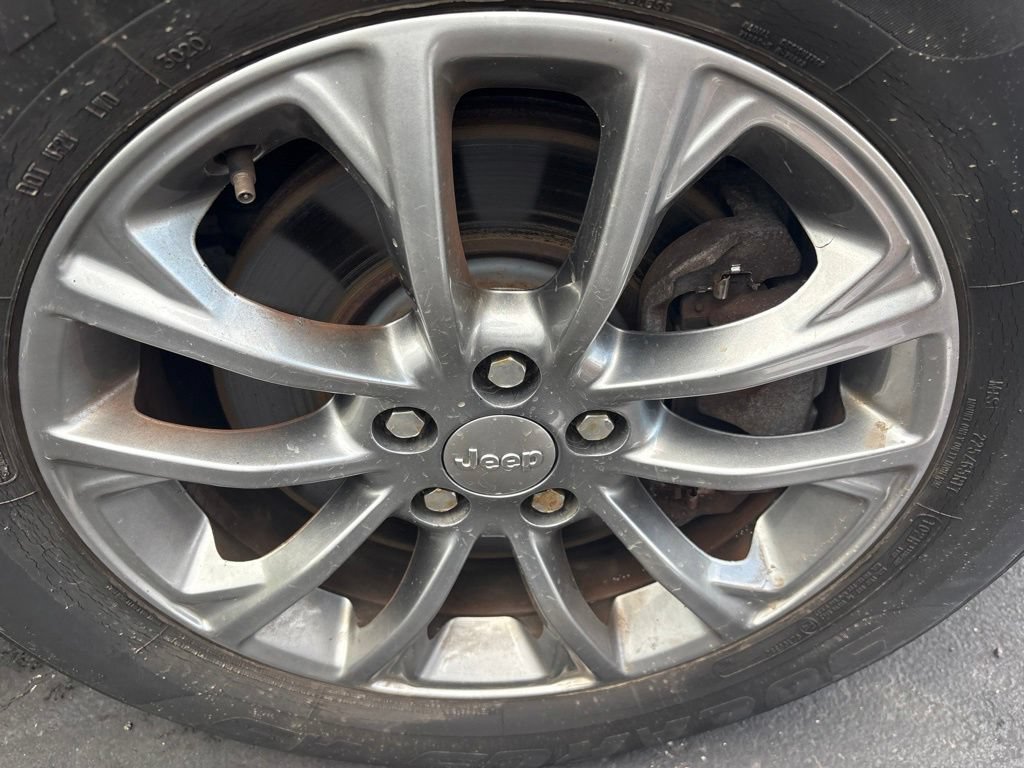 Used 2019 Jeep Cherokee Latitude Plus w/ Cold Weather Group AWD/4WD image 21