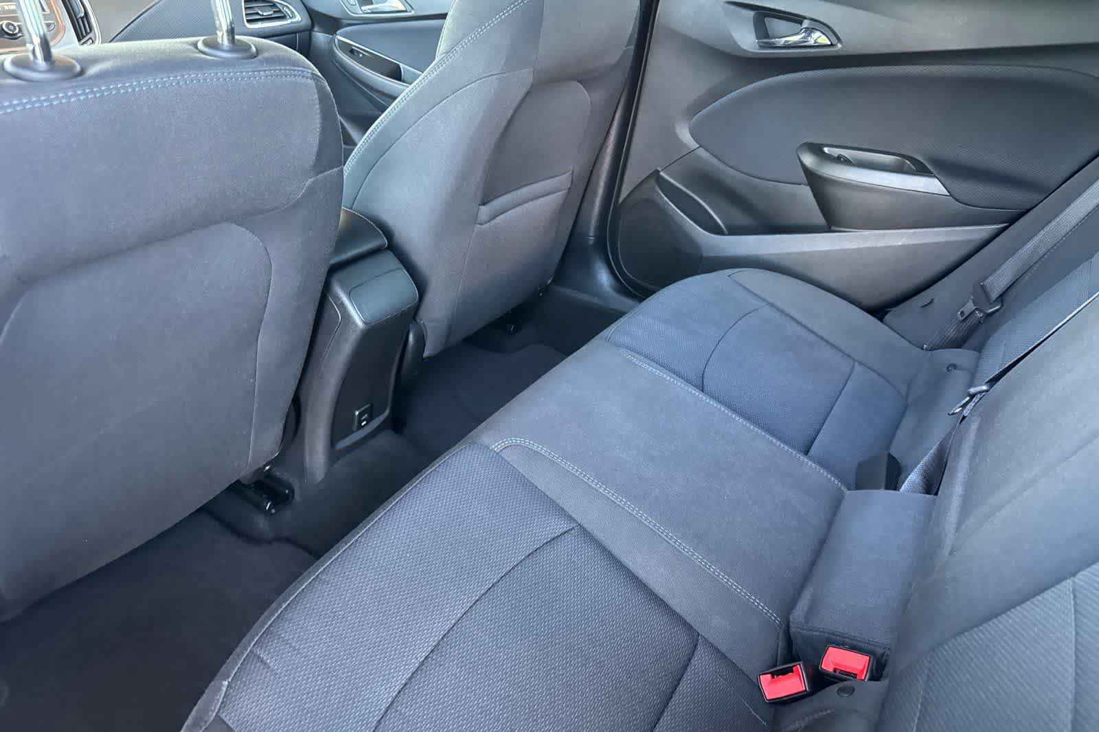 Used 2017 Chevrolet Cruze LT w/ Convenience Package FWD image 4