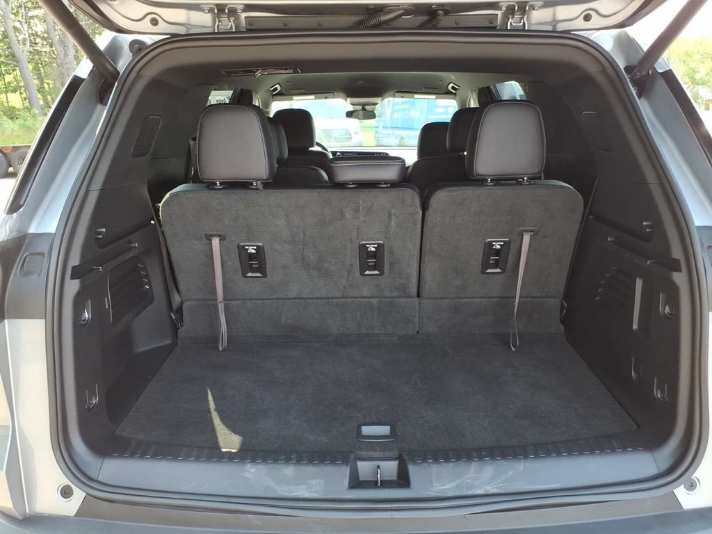Used 2025 Chevrolet Traverse LT AWD/4WD image 10