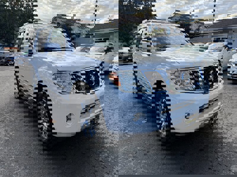 Used 2011 Nissan Pathfinder LE w/ Navigation Pkg image 3