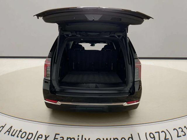 Used 2025 Chevrolet Suburban LT RWD image 9