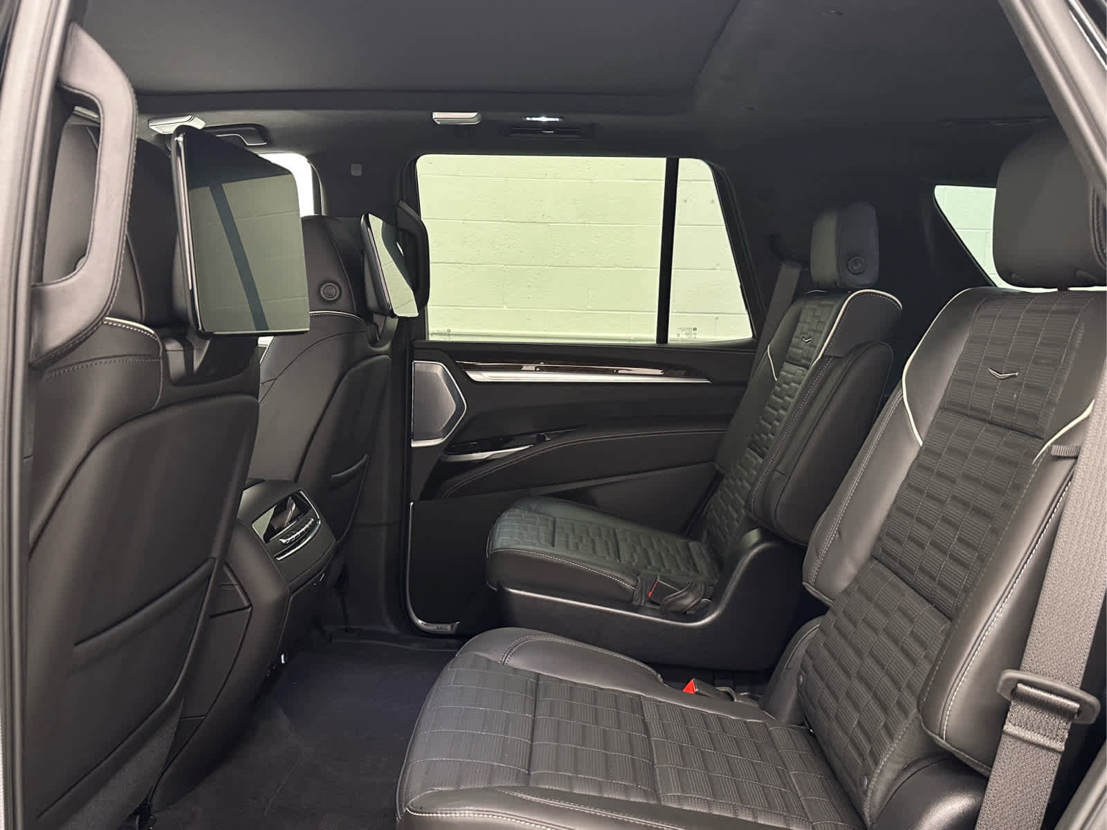 Used 2026 Cadillac Escalade Platinum Sport w/ LPO, ONYX Package AWD/4WD image 15