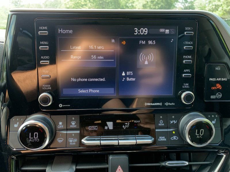 Used 2020 Toyota Highlander XLE AWD/4WD image 19