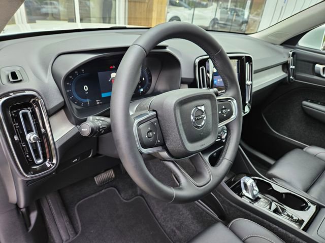Certified 2025 Volvo XC40 B5 Plus AWD/4WD image 18