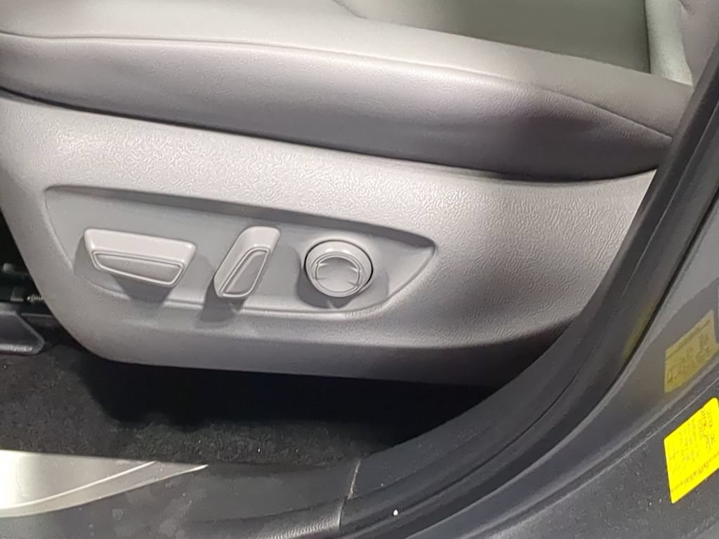 Used 2025 Toyota Highlander XLE AWD/4WD image 21