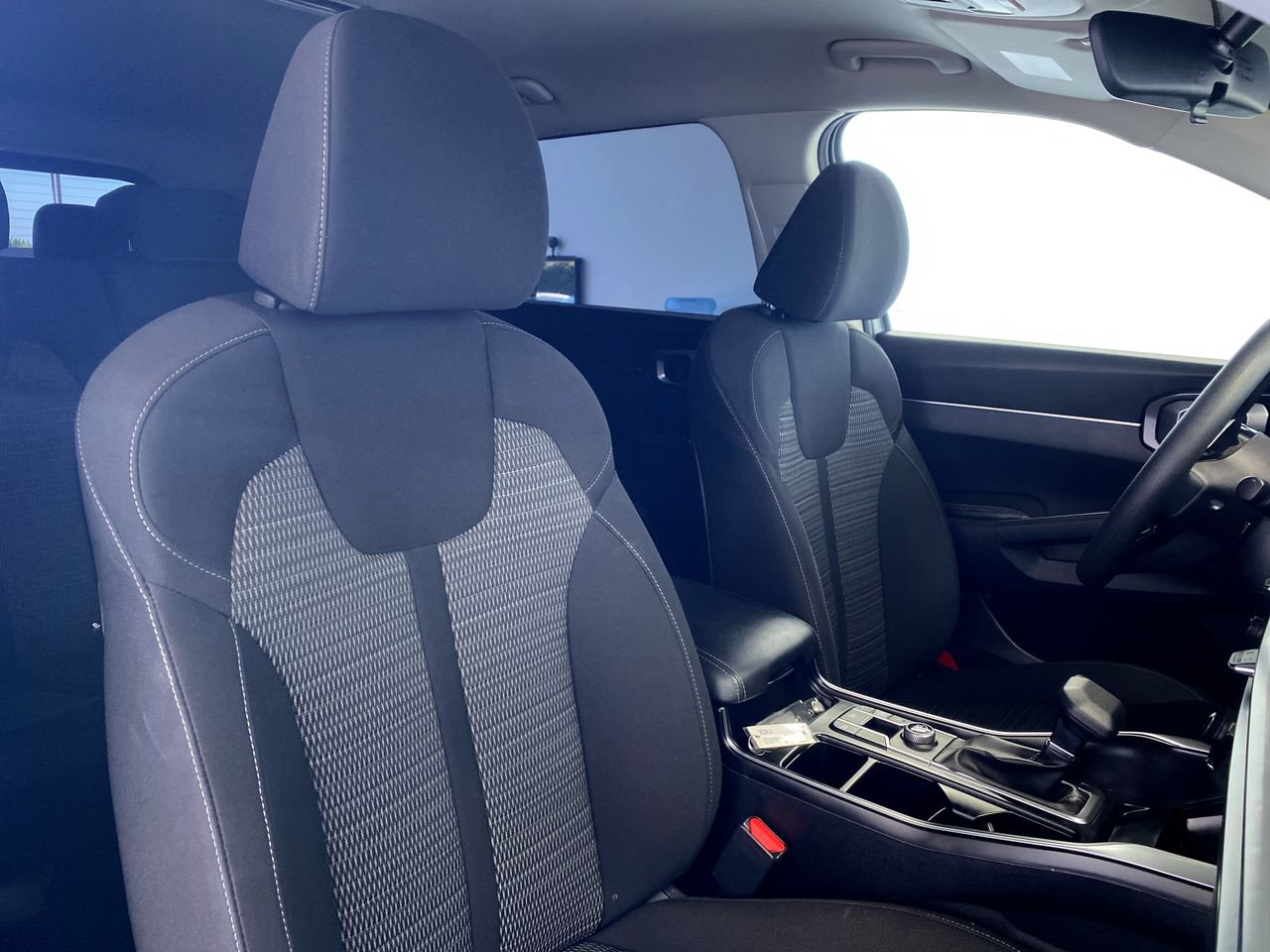 Certified 2025 Kia Sorento LX FWD image 30