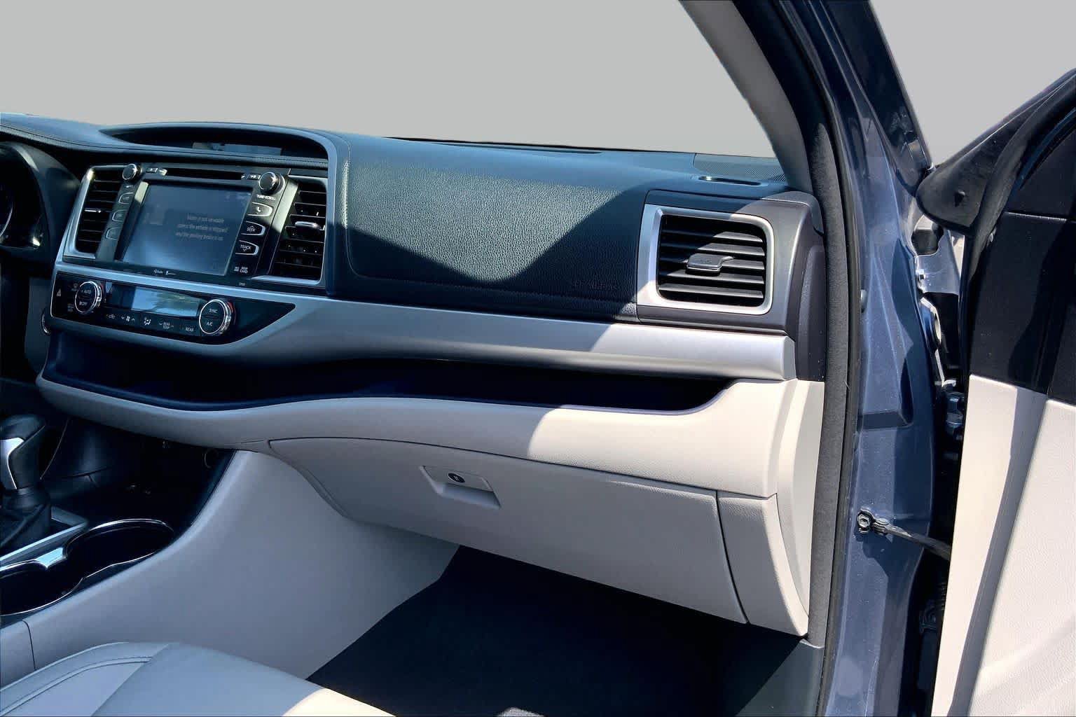Used 2015 Toyota Highlander XLE FWD image 18