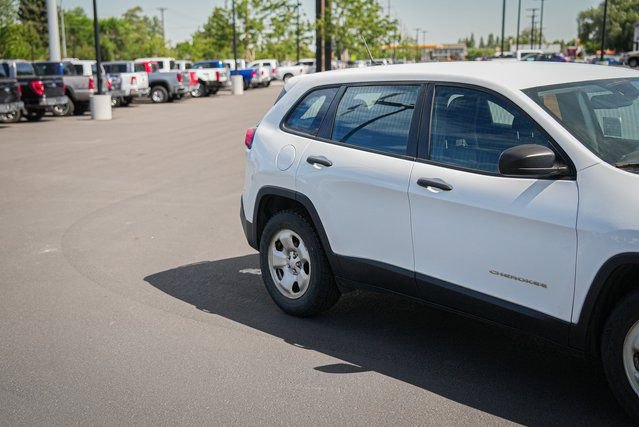 Used 2018 Jeep Cherokee Sport FWD image 4