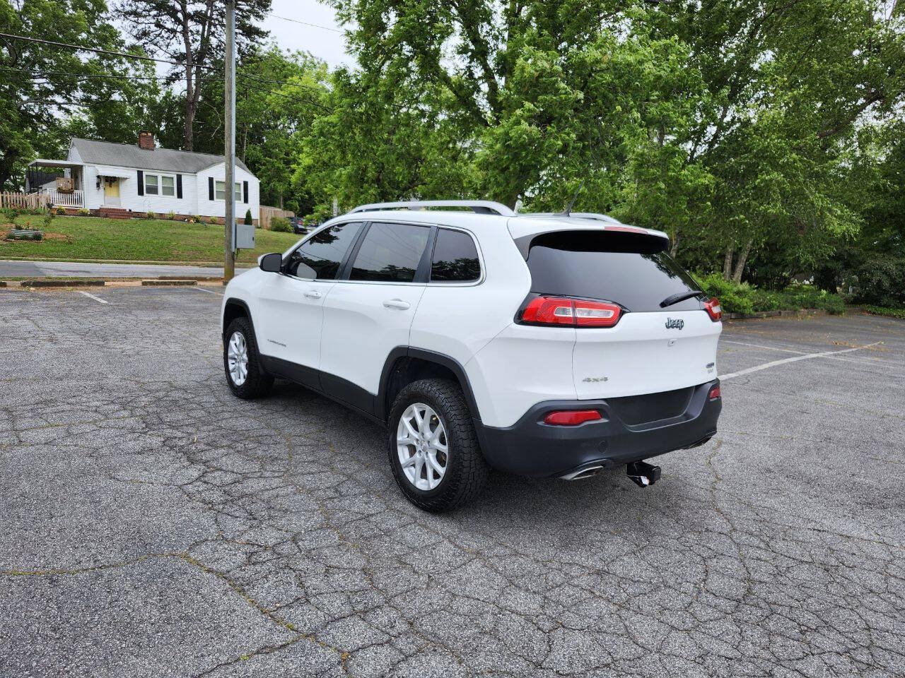 Used 2016 Jeep Cherokee Latitude AWD/4WD image 17