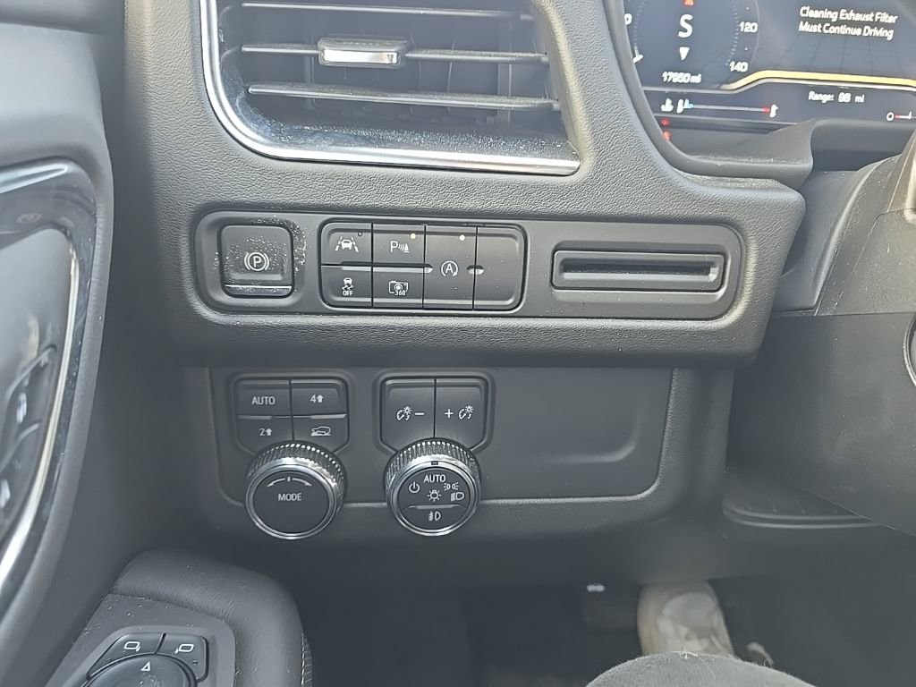 Used 2024 GMC Yukon SLT w/ SLT Luxury Package image 23