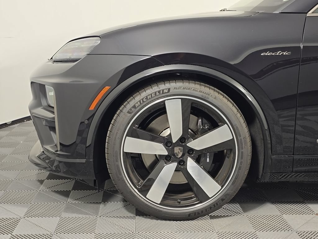 Certified 2025 Porsche Macan Turbo Electric AWD/4WD image 11