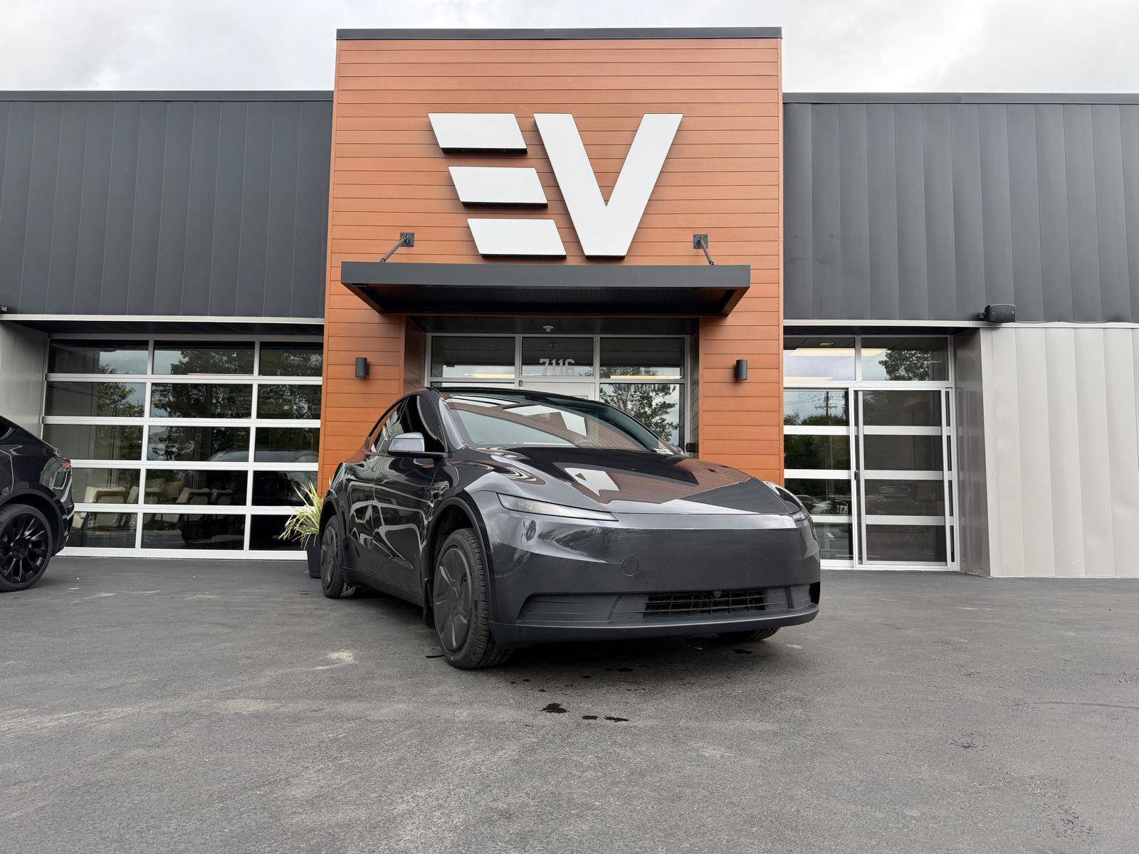 Used 2026 Tesla Model Y 2WD image 2