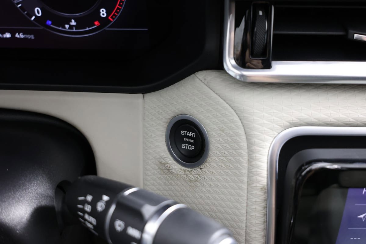 Used 2019 Land Rover Range Rover Velar R-Dynamic SE AWD/4WD image 17