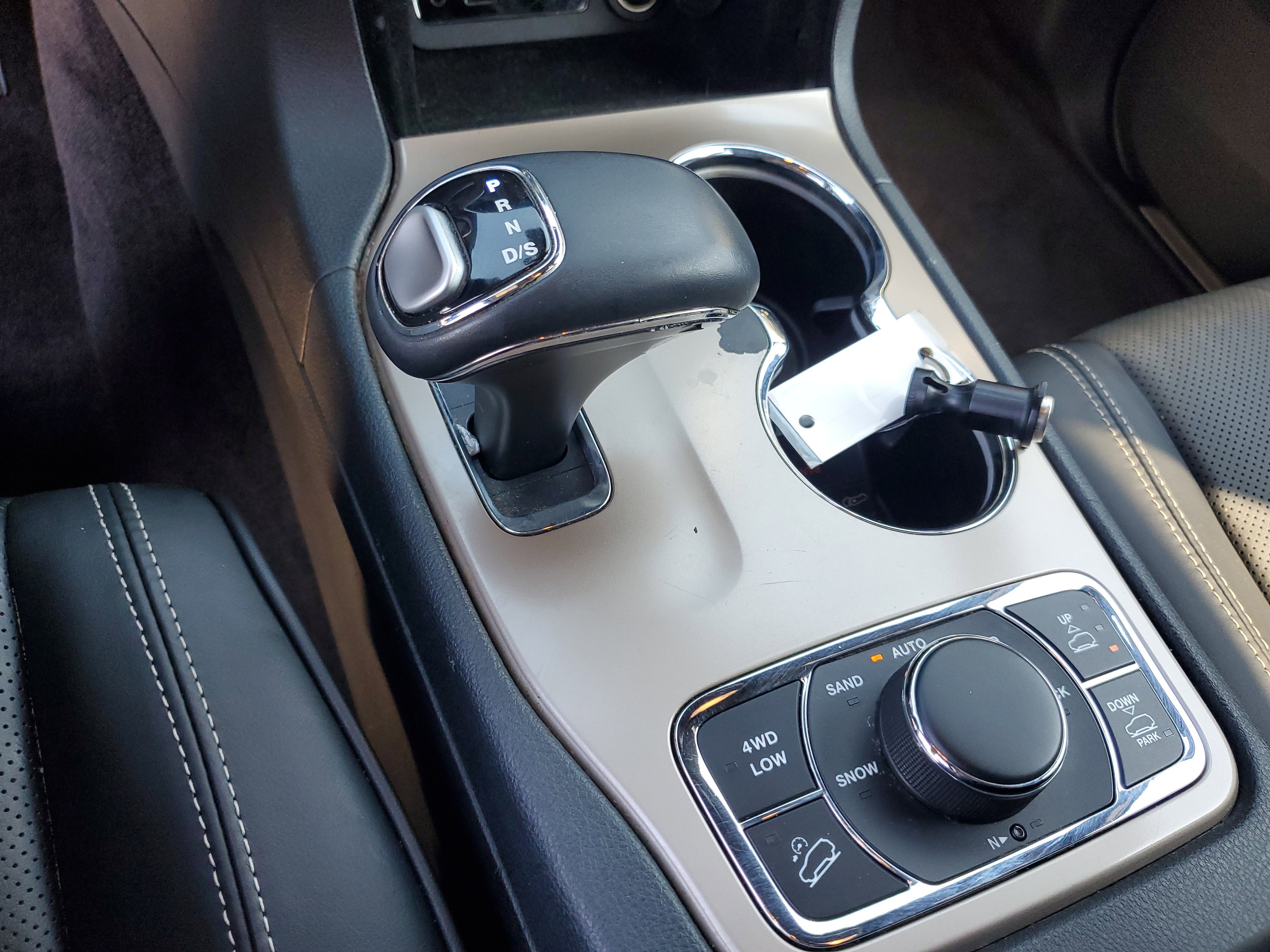 Used 2015 Jeep Grand Cherokee Overland w/ Advanced Technology Group image 25