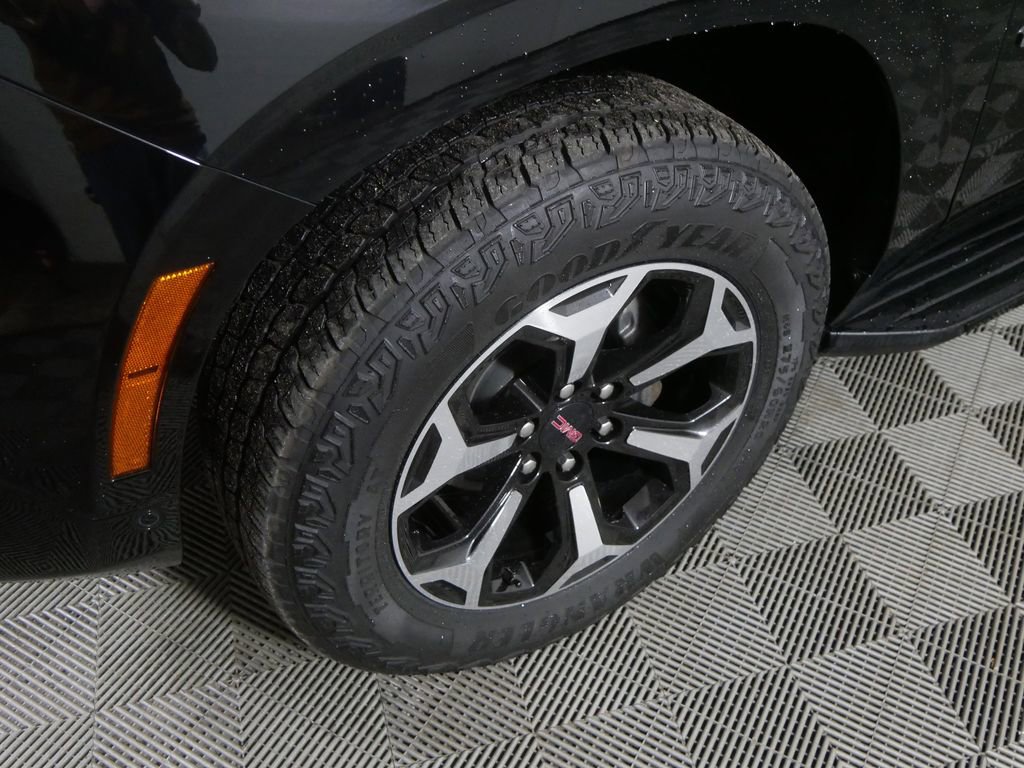 Used 2025 GMC Yukon AT4 AWD/4WD image 13