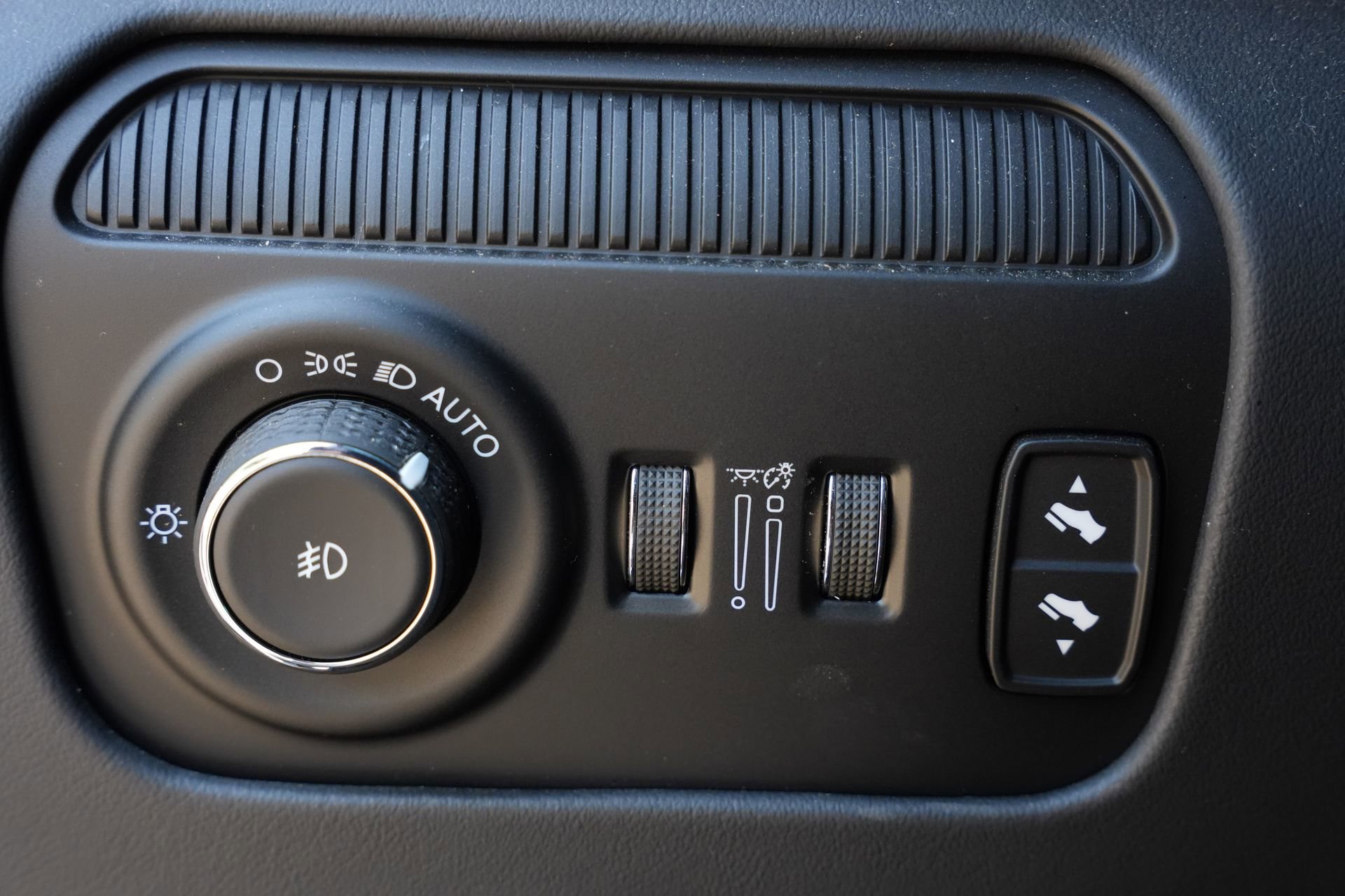 Used 2022 Jeep Grand Wagoneer Series II AWD/4WD image 16