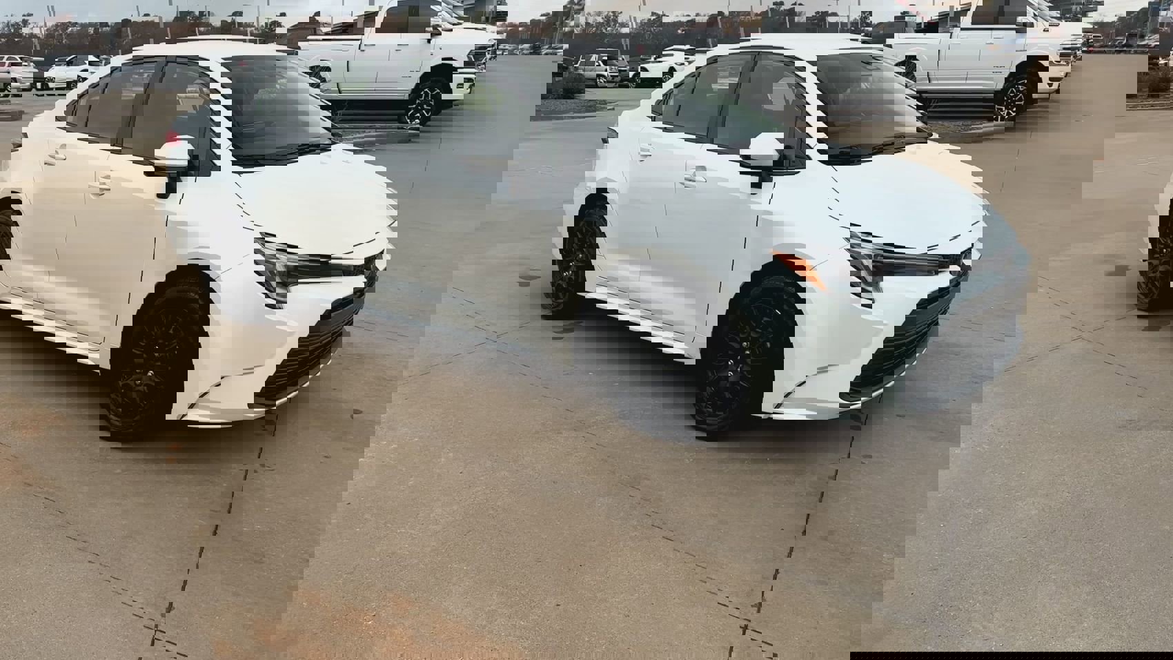 Used 2024 Toyota Corolla LE image 3