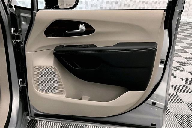 Used 2024 Chrysler Pacifica Limited image 20