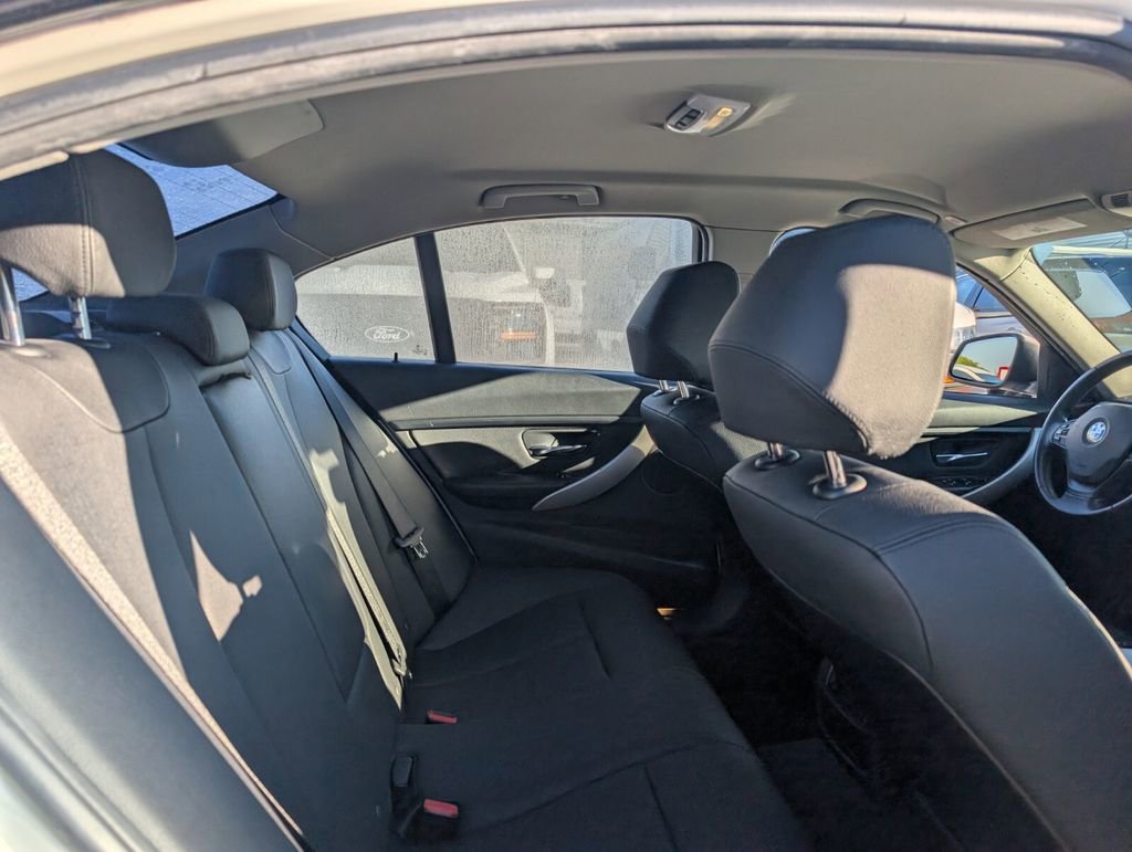 Used 2018 BMW 320i Sedan image 17