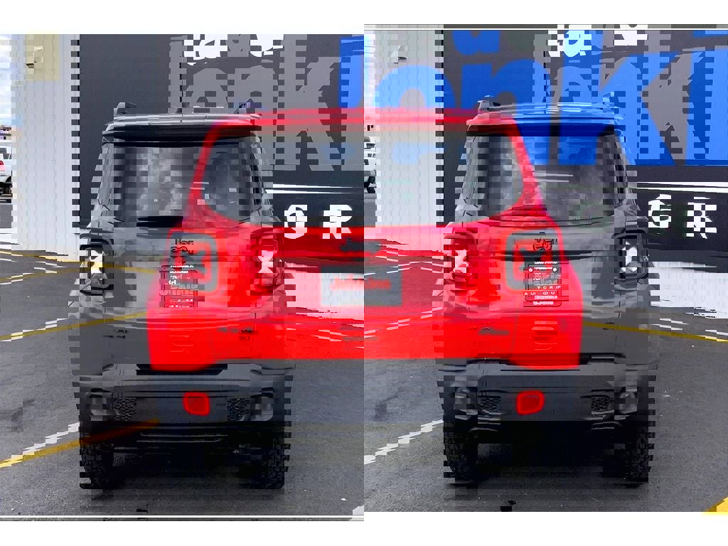 Used 2023 Jeep Renegade Latitude image 4