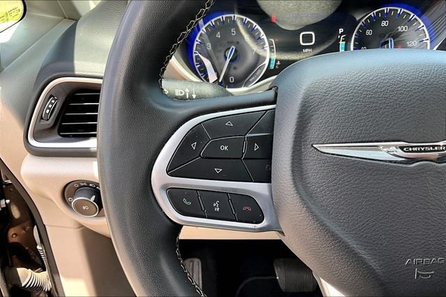 Used 2023 Chrysler Pacifica Touring-L FWD image 11