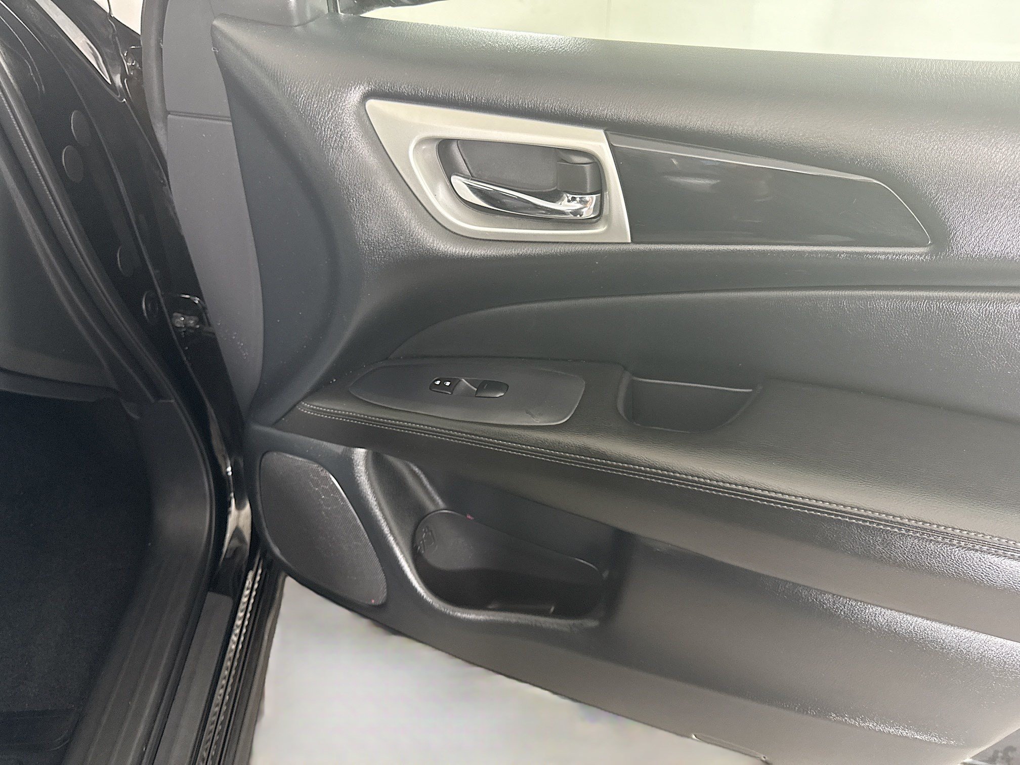 Used 2019 Nissan Pathfinder S AWD/4WD image 31
