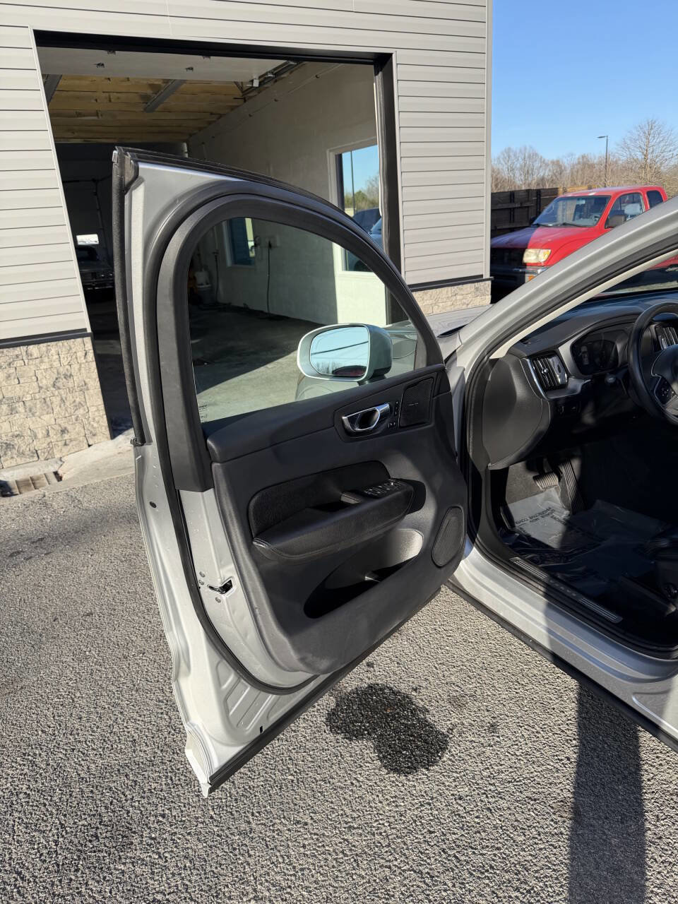 Used 2019 Volvo XC60 T5 Momentum w/ Multimedia Package image 12