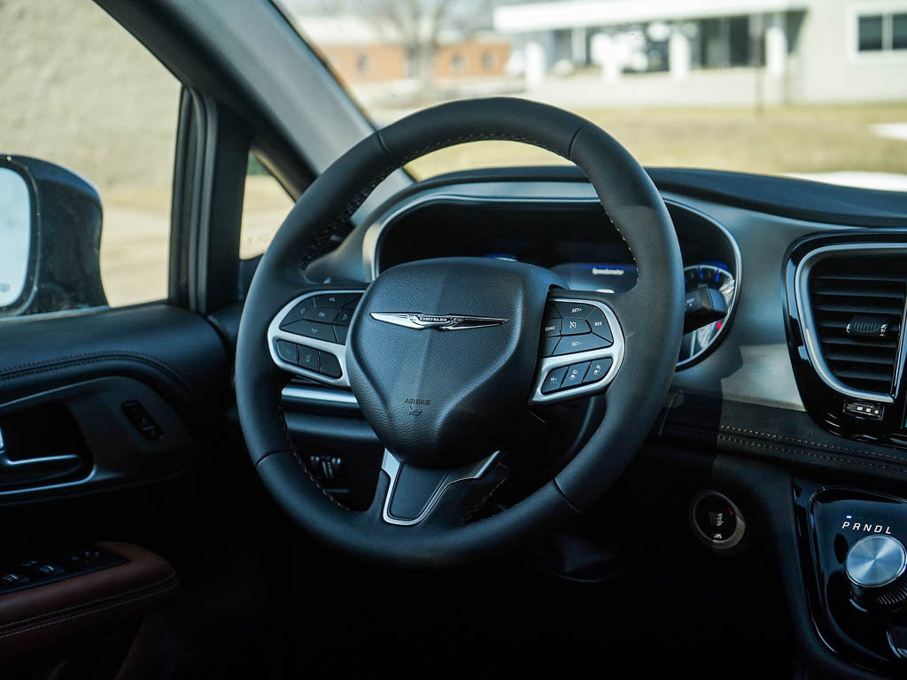 New 2026 Chrysler Pacifica Pinnacle w/ Trailer Tow Group AWD/4WD image 17