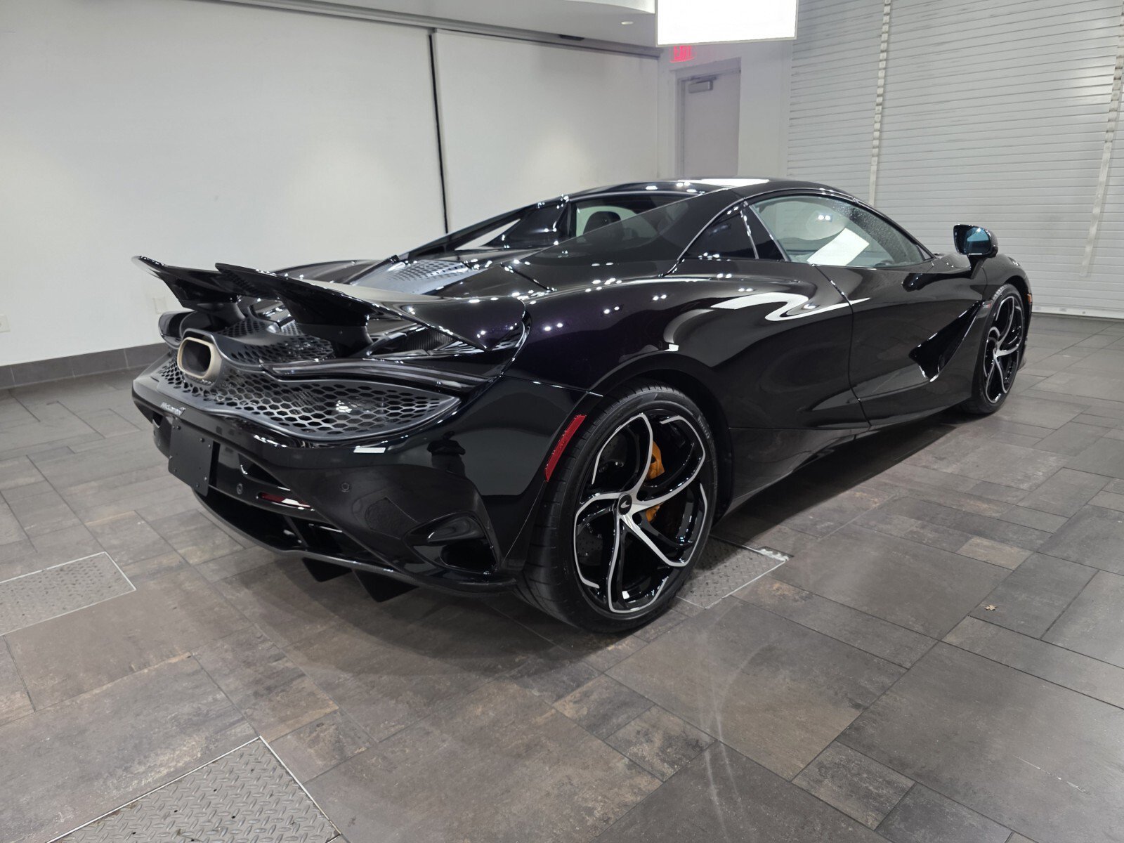 Used 2025 McLaren 750S Spider RWD image 23