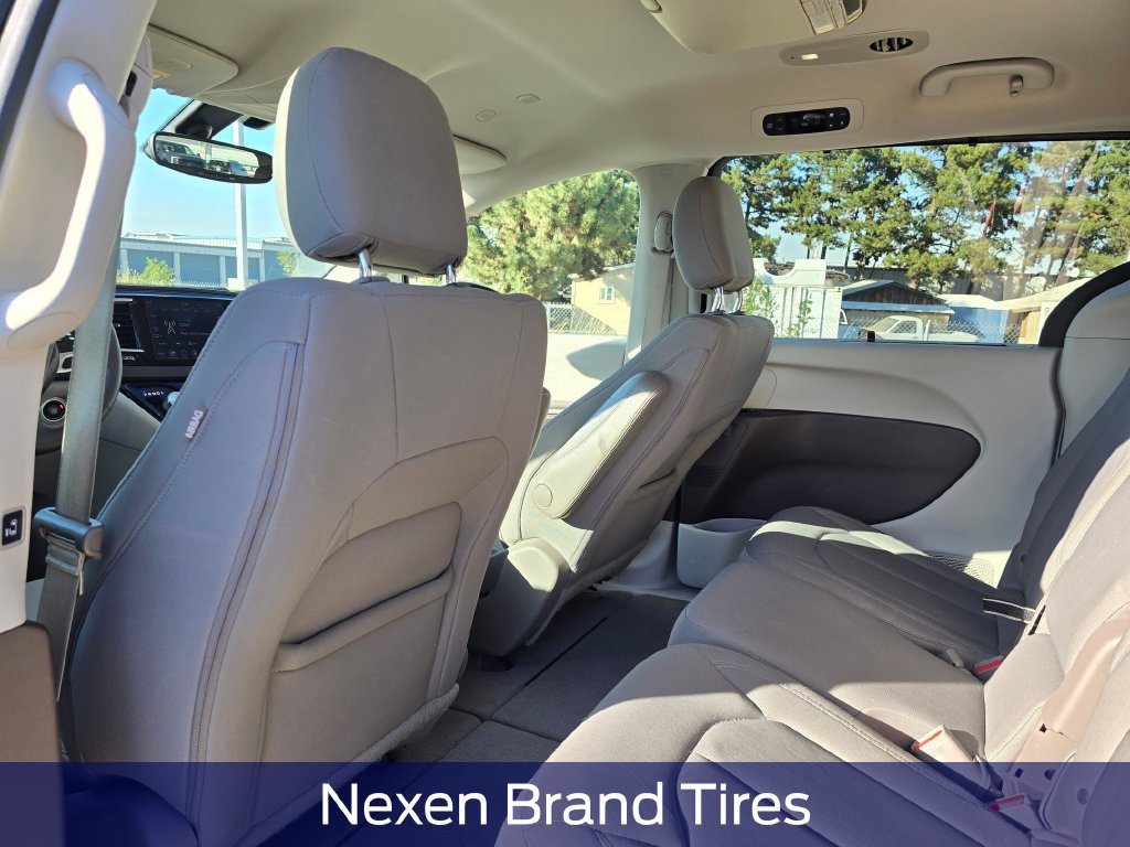 Used 2020 Chrysler Pacifica Touring w/ Tire & Wheel Group FWD image 14