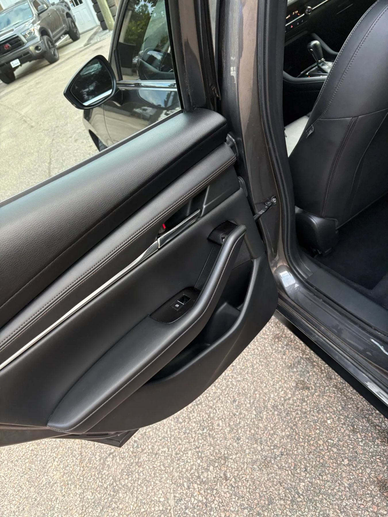 Used 2019 MAZDA MAZDA3 Hatchback w/ Preferred Package FWD image 25
