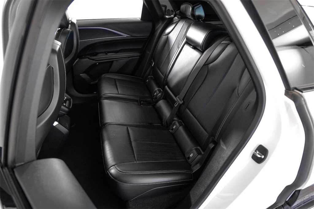 Used 2024 Cadillac Lyriq Luxury image 38