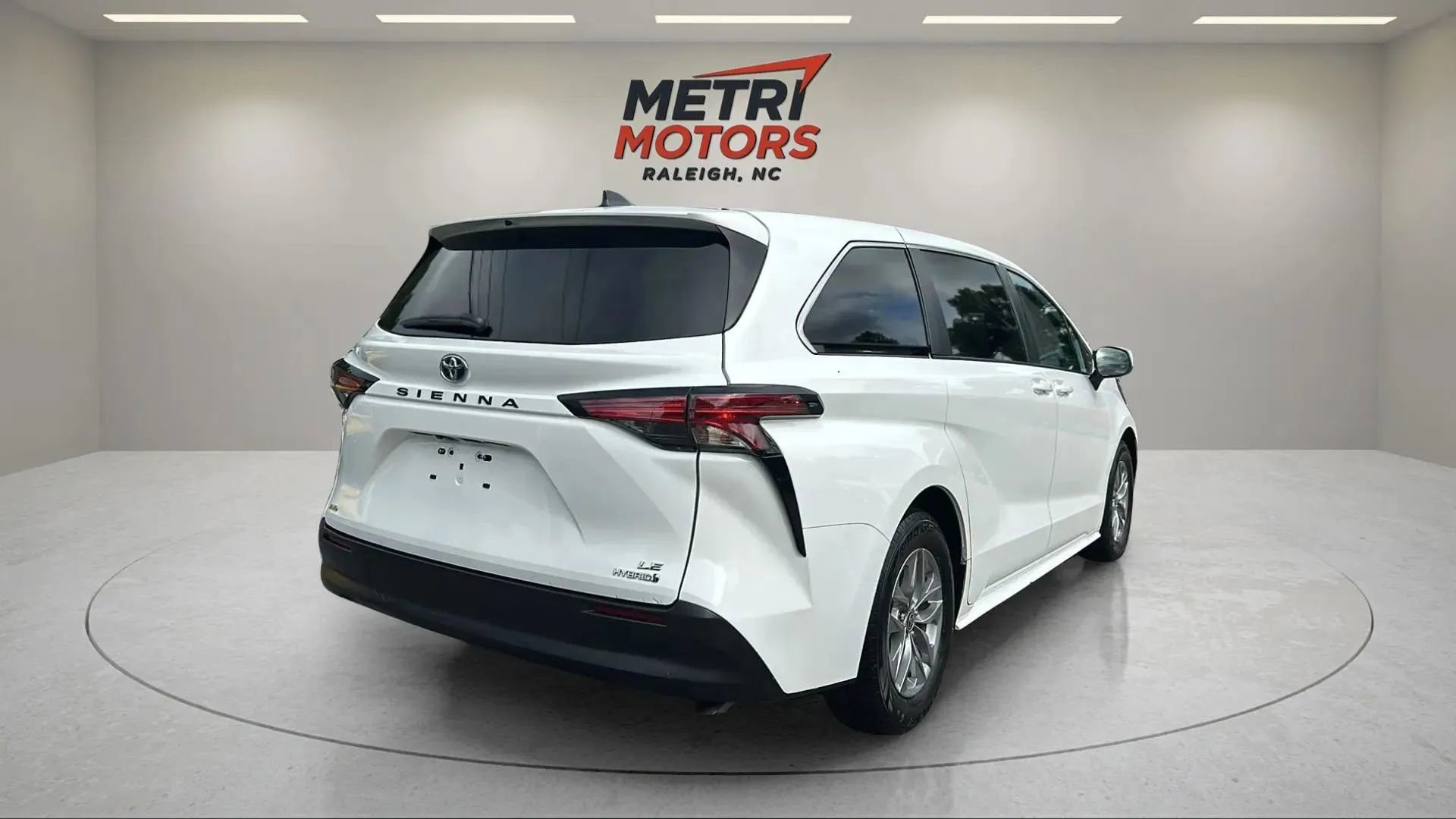 Used 2022 Toyota Sienna LE image 5