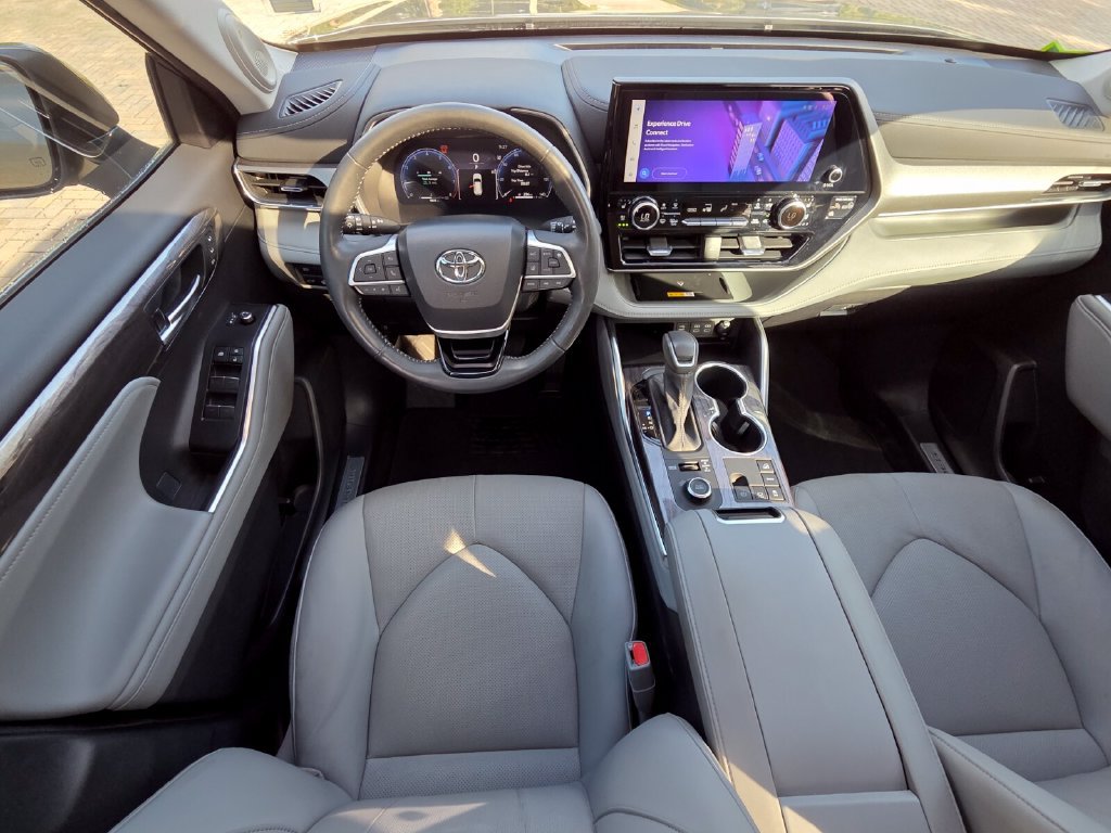 Used 2025 Toyota Highlander Limited AWD/4WD image 6
