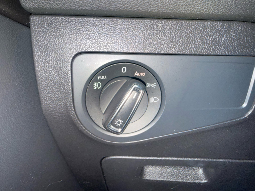 Used 2018 Volkswagen Tiguan SEL Premium image 17