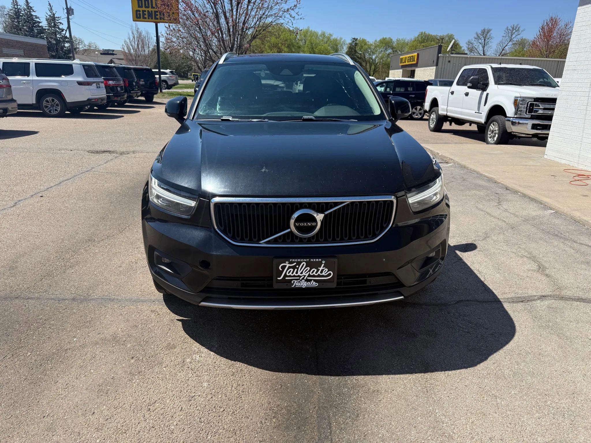 Used 2021 Volvo XC40 T4 Momentum image 3