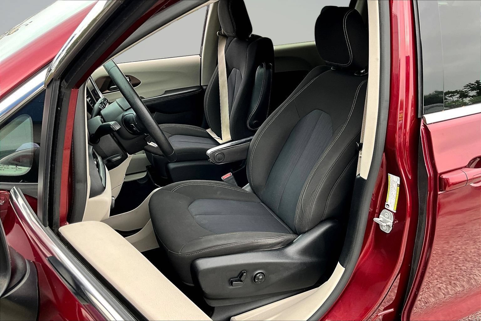 Used 2020 Chrysler Voyager LX FWD image 22