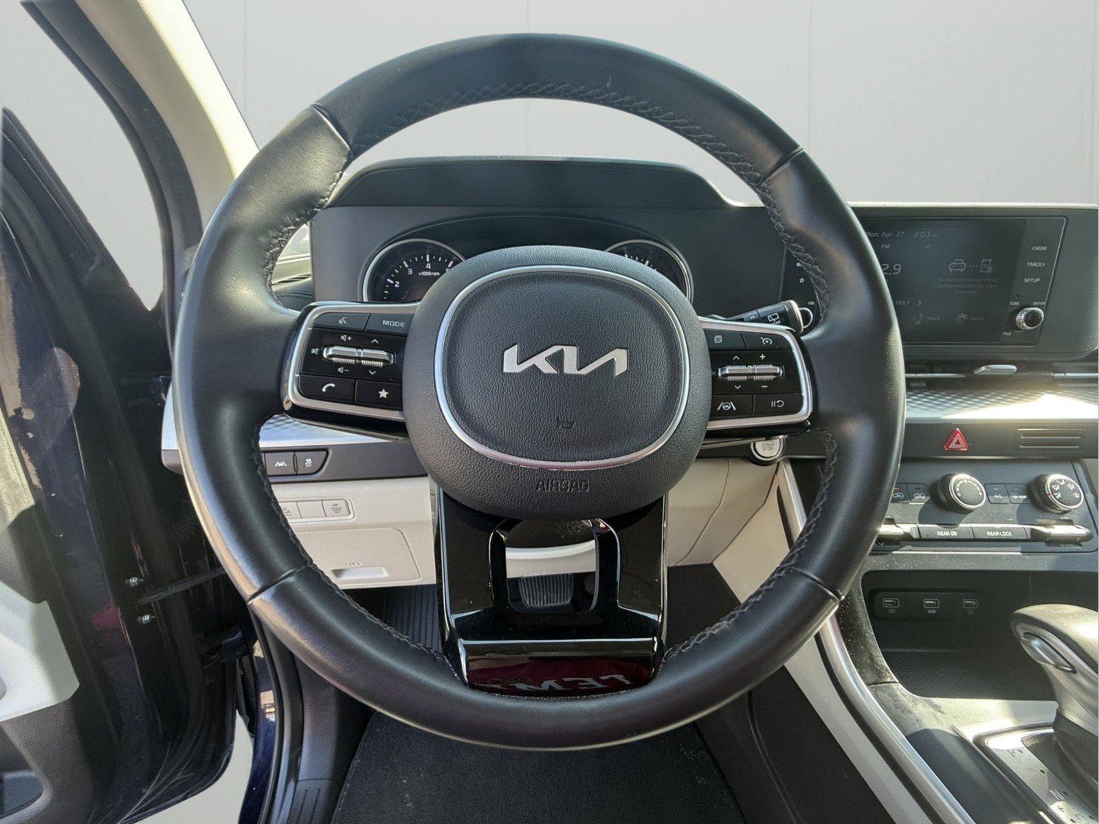 Used 2024 Kia Carnival LX FWD image 16