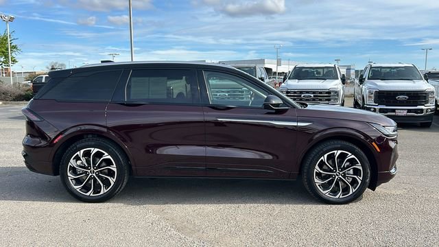 Used 2025 Lincoln Nautilus Reserve image 2