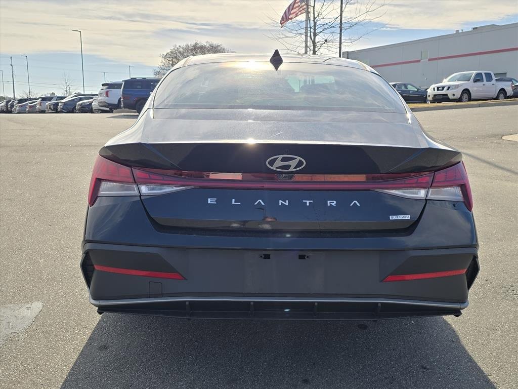 Used 2025 Hyundai Elantra Blue image 4