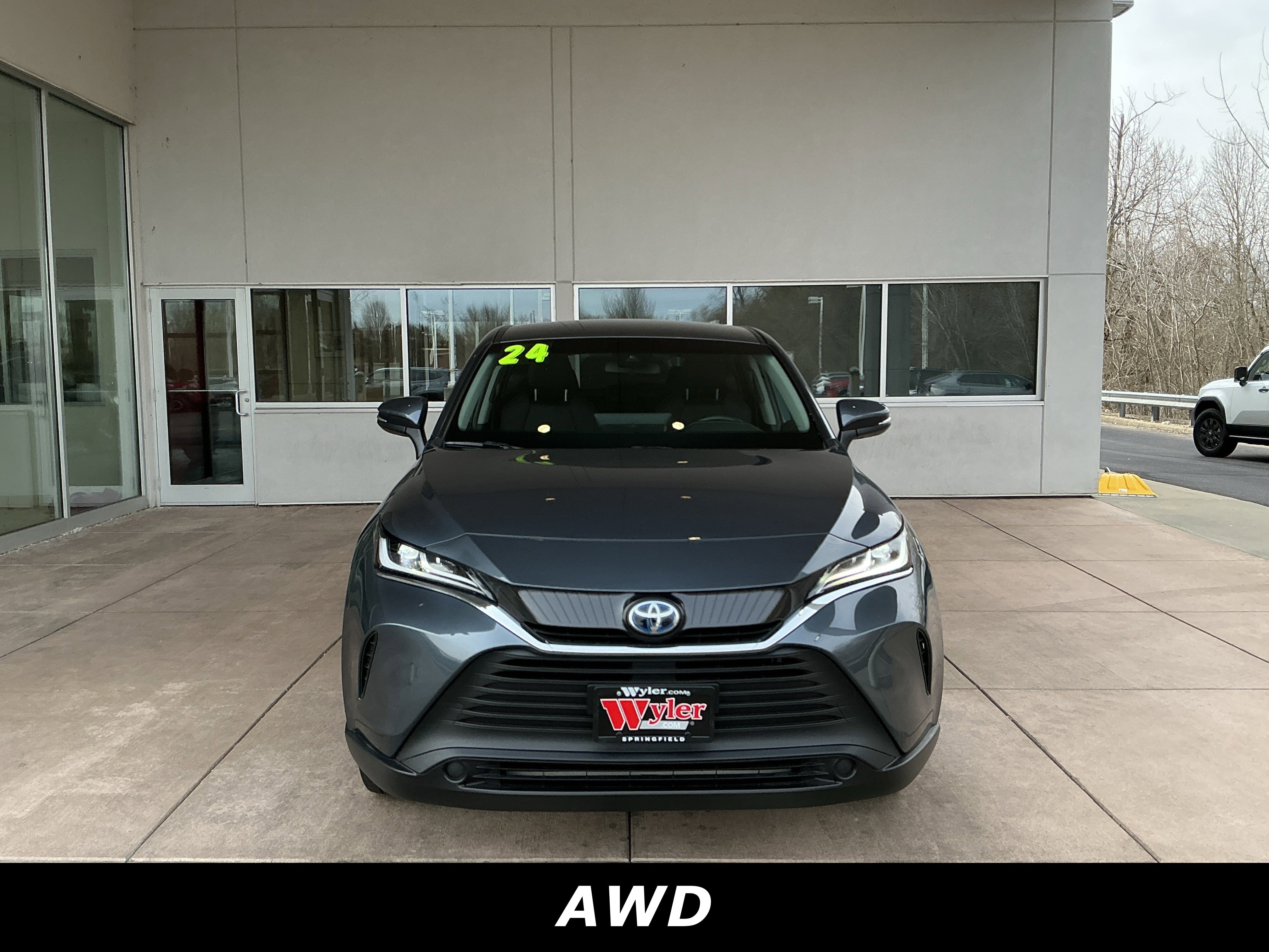 Used 2024 Toyota Venza LE AWD/4WD image 2