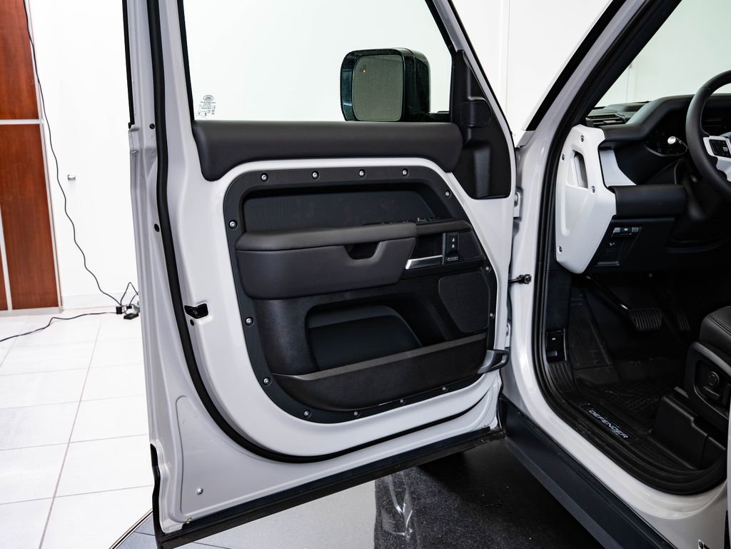 New 2026 Land Rover Defender 110 X-Dynamic SE AWD/4WD image 28