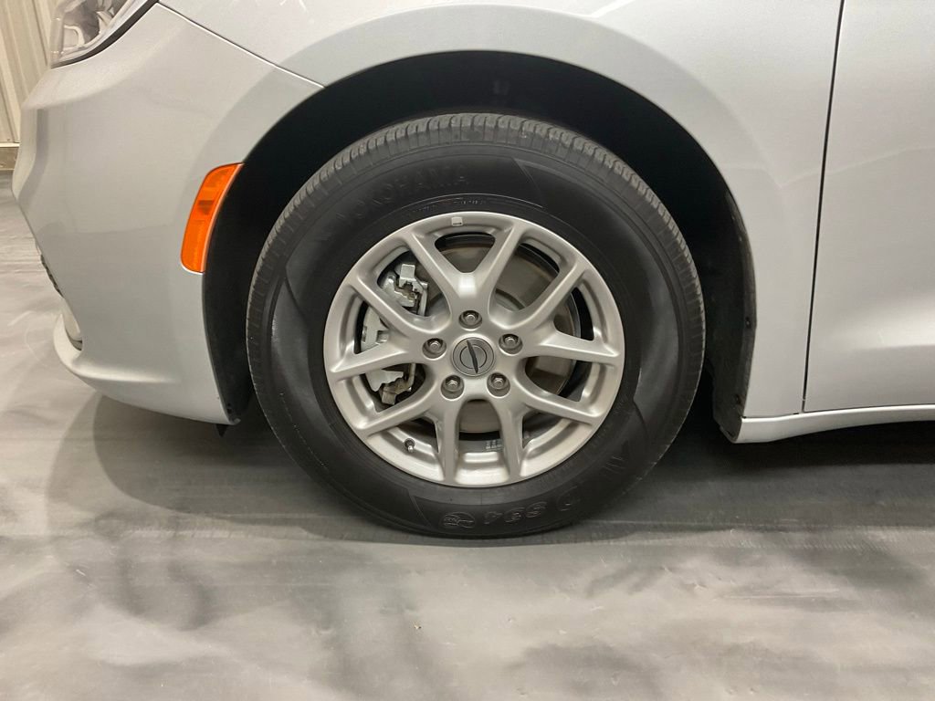 Used 2024 Chrysler Pacifica Touring-L image 6