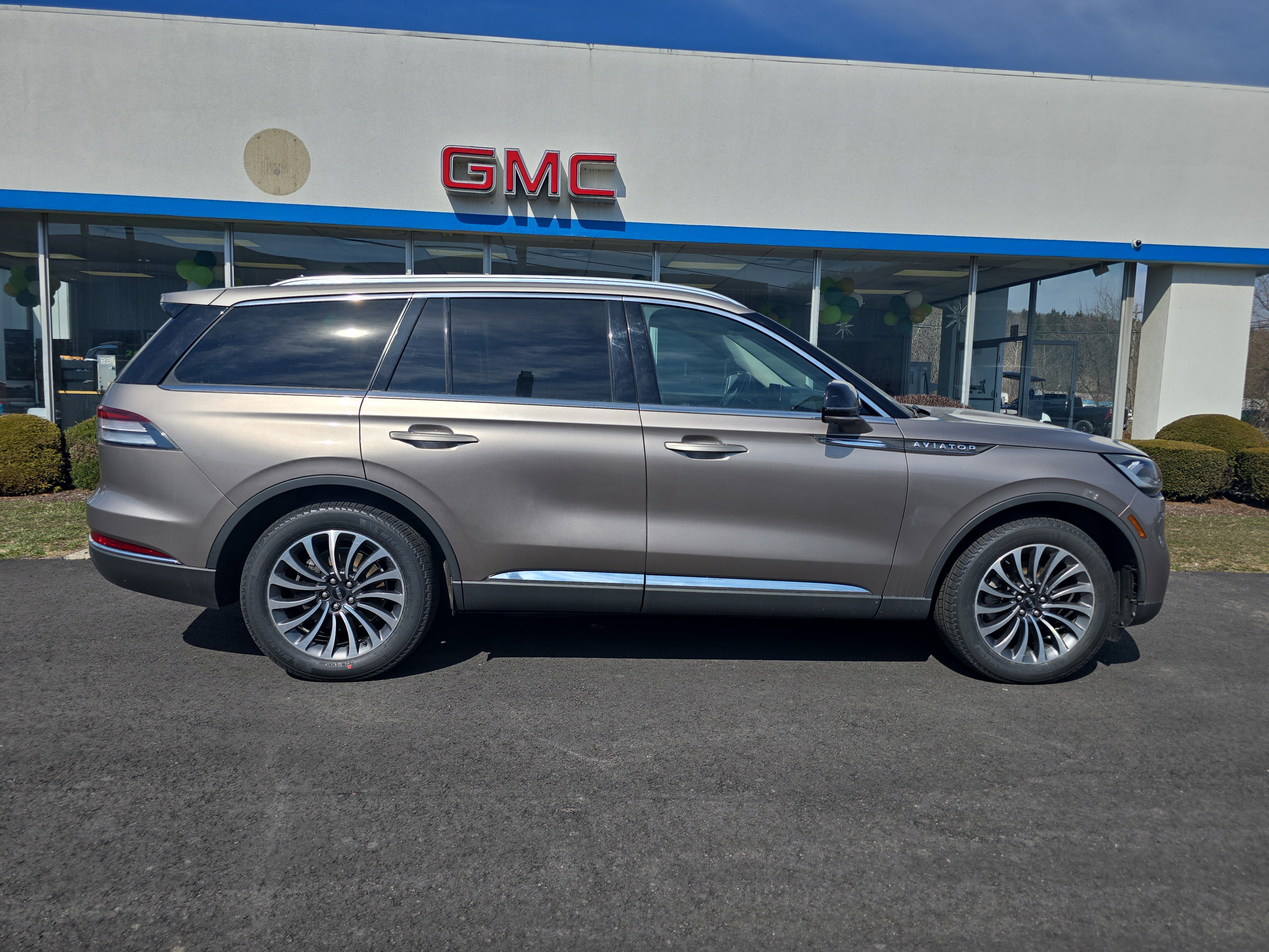 Used 2021 Lincoln Aviator Reserve w/ Elements Package Plus image 2