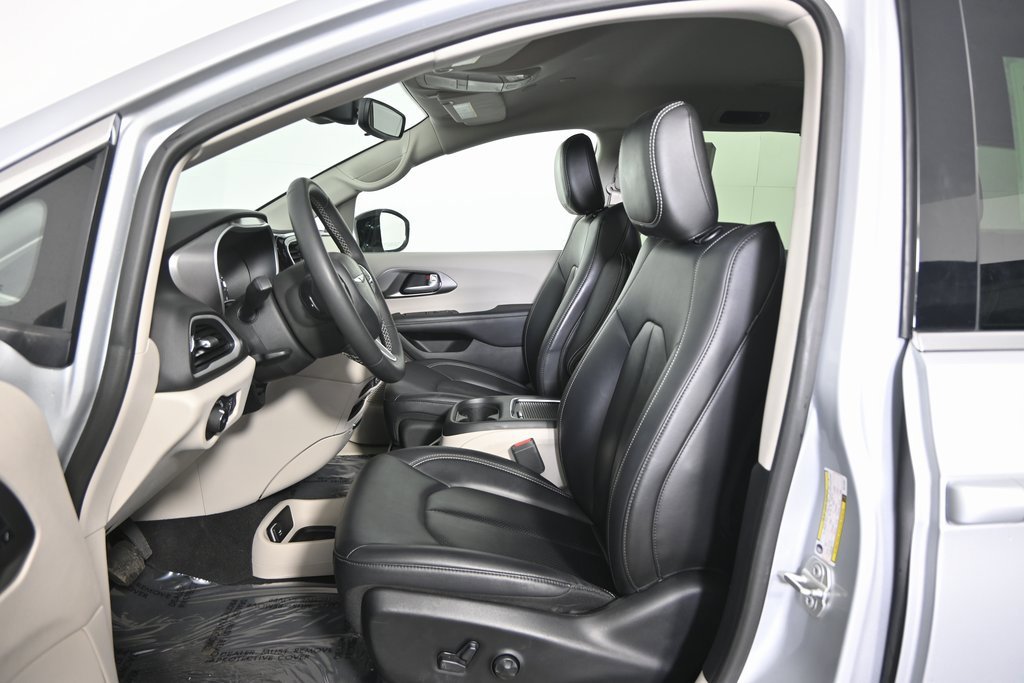 Used 2024 Chrysler Pacifica Touring-L image 23